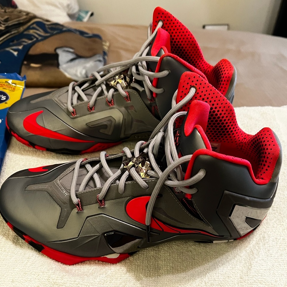 Nike LeBron 11 Elite Team. Size 12 Preowned - Picture 3 of 9